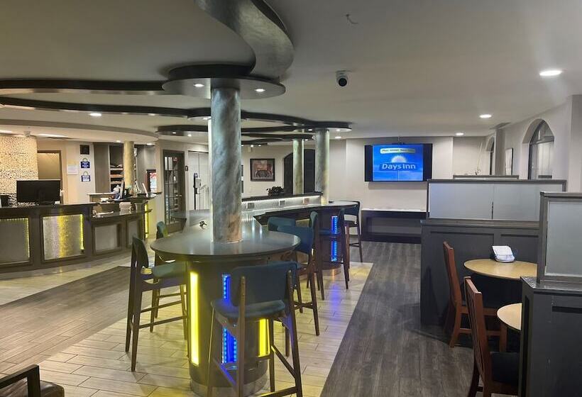 هتل Days Inn By Wyndham Fayetteville