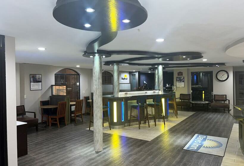 هتل Days Inn By Wyndham Fayetteville