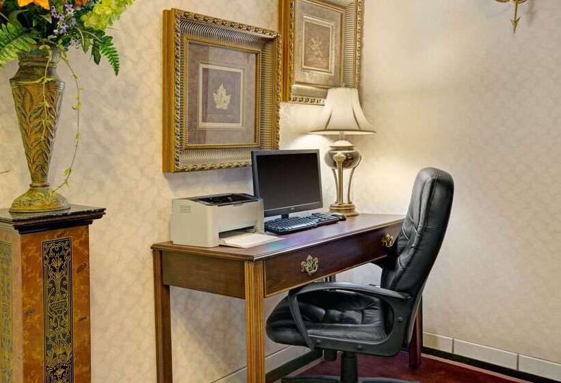 هتل Days Inn & Suites By Wyndham Hickory