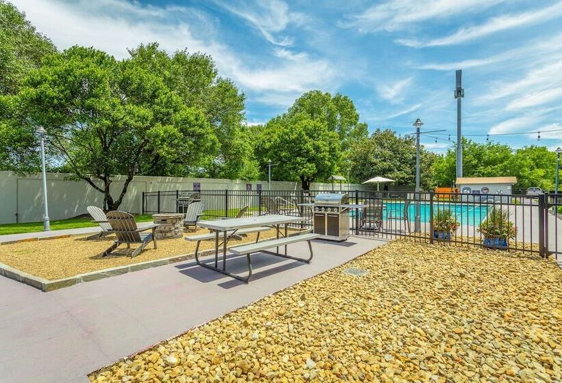 District 3 Hotel, Ascend Hotel Collection