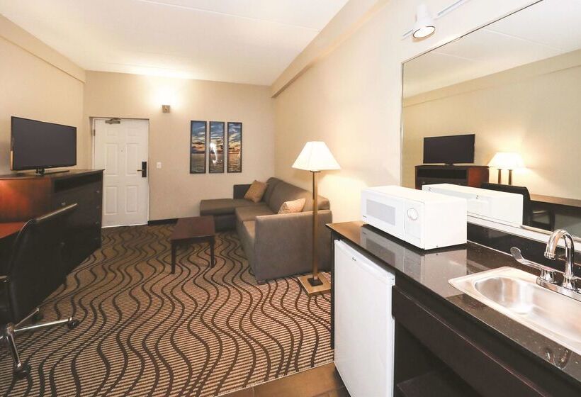 هتل La Quinta Inn By Wyndham Sandusky Near Cedar Point