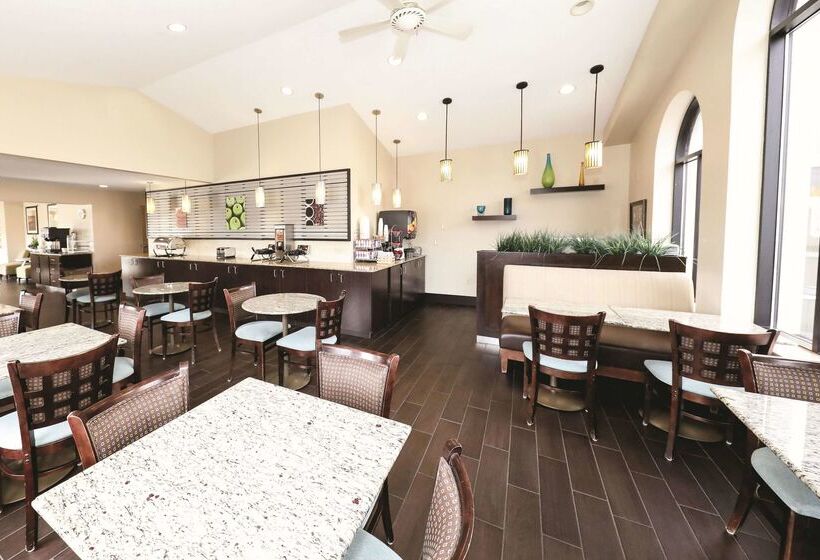 هتل La Quinta Inn By Wyndham Sandusky Near Cedar Point