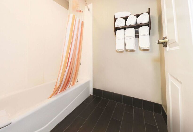 酒店 La Quinta Inn By Wyndham Sandusky Near Cedar Point