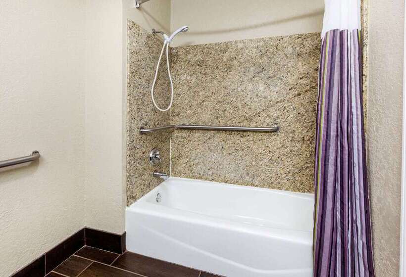 هتل La Quinta Inn By Wyndham Sandusky Near Cedar Point