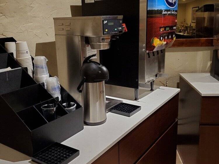 فندق Pine Lake Resort And Banquets