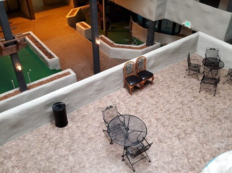 فندق Pine Lake Resort And Banquets