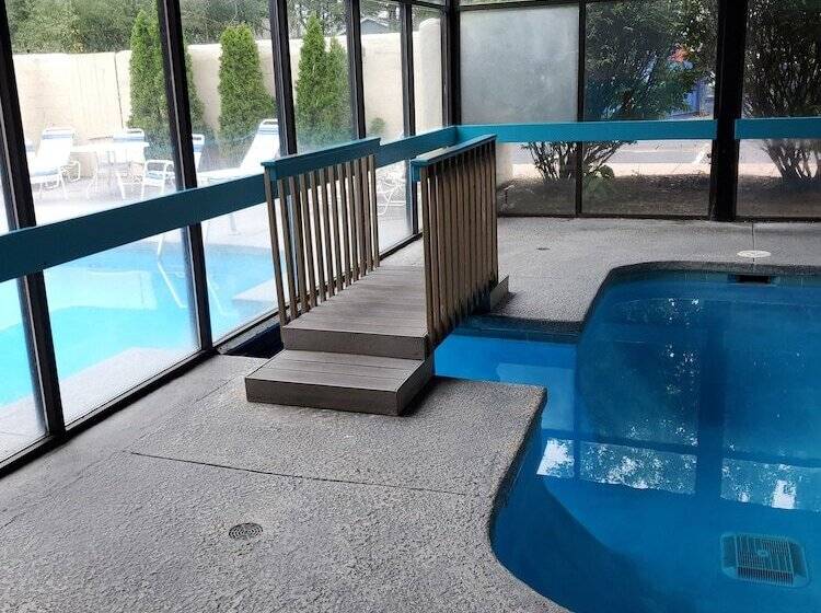 فندق Pine Lake Resort And Banquets