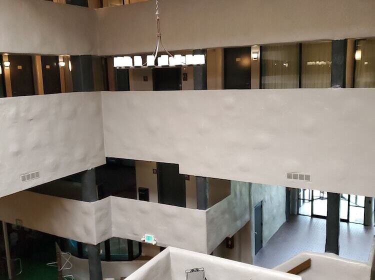 فندق Pine Lake Resort And Banquets