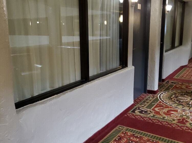 فندق Pine Lake Resort And Banquets