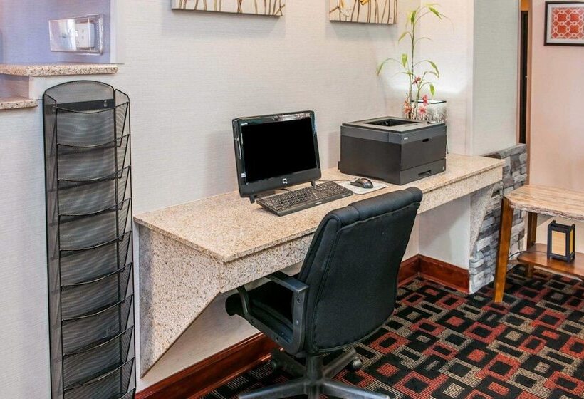 هتل Quality Inn & Suites South Bend Airport