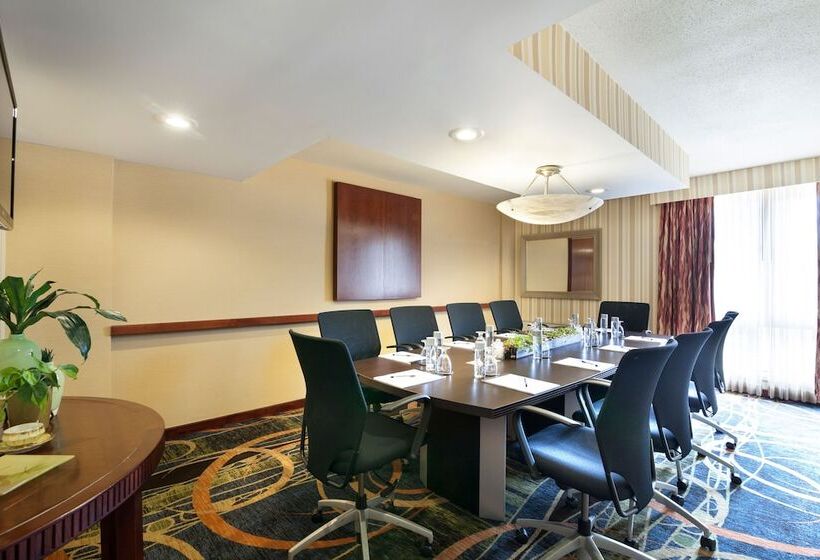 Отель Doubletree By Hilton New York Jfk Airport