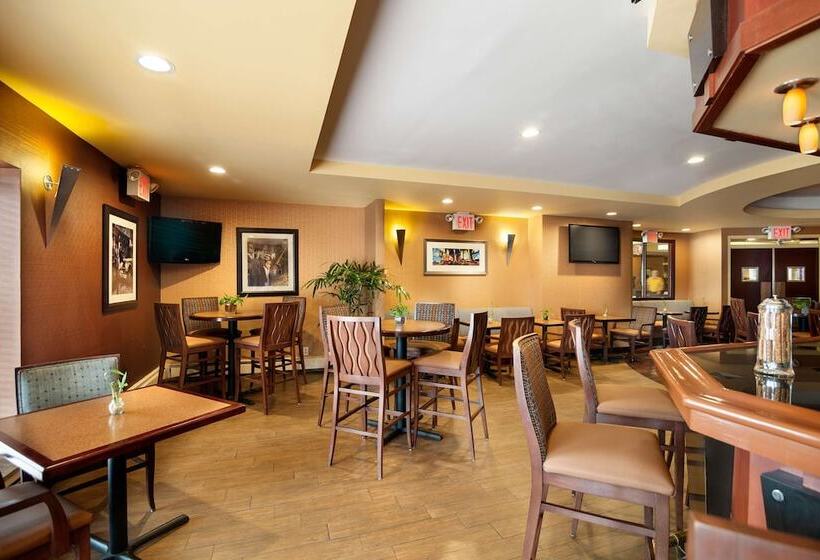 Отель Doubletree By Hilton New York Jfk Airport