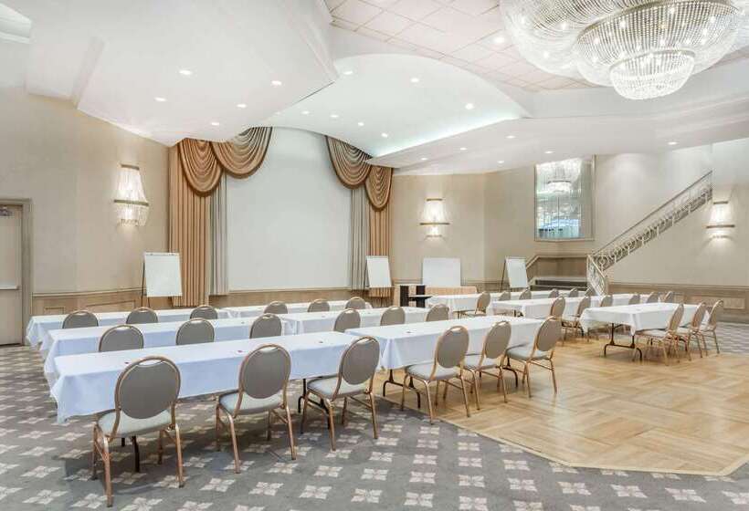 Ramada By Wyndham Hammond Hotel & Conference Center