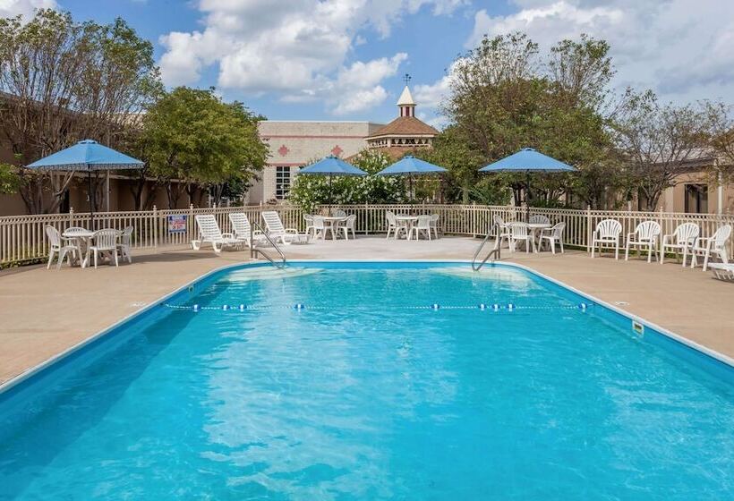 Ramada By Wyndham Hammond Hotel & Conference Center