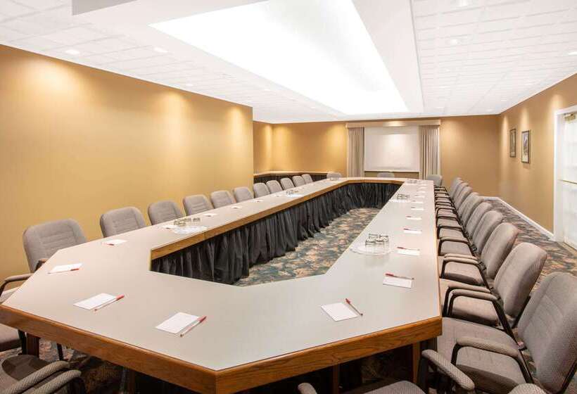 Ramada Hotel & Conference Center By Wyndham Lewiston