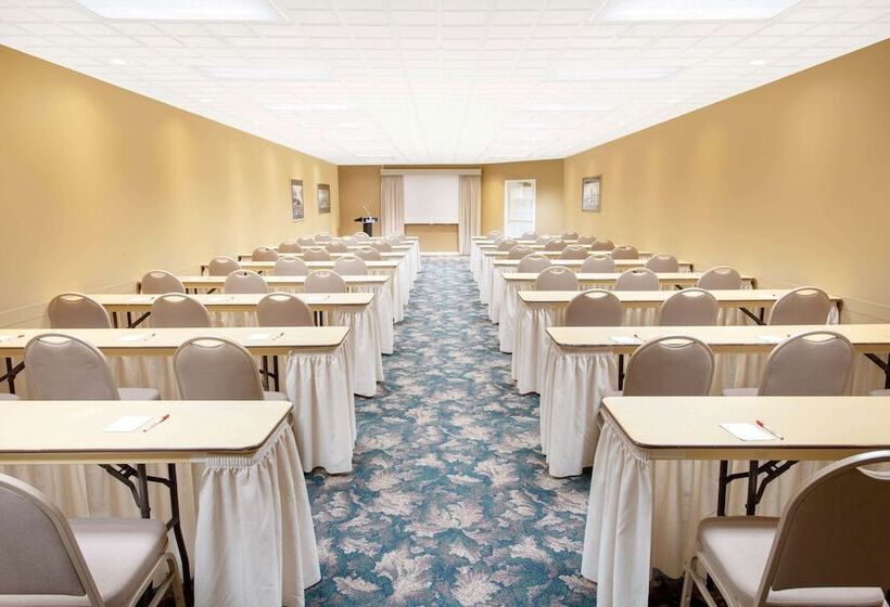 Ramada Hotel & Conference Center By Wyndham Lewiston