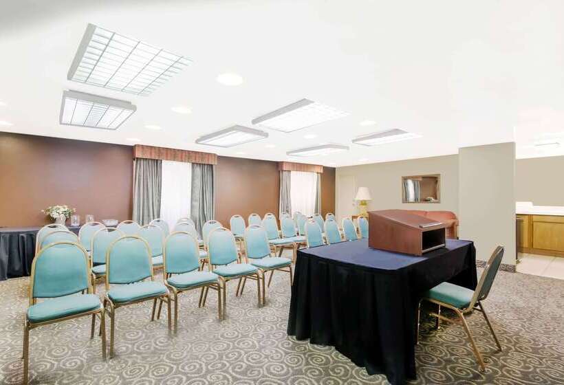 호텔 Ramada  & Conference Center By Wyndham Lexington North