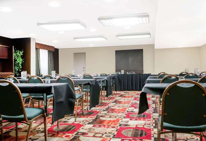 호텔 Ramada  & Conference Center By Wyndham Lexington North