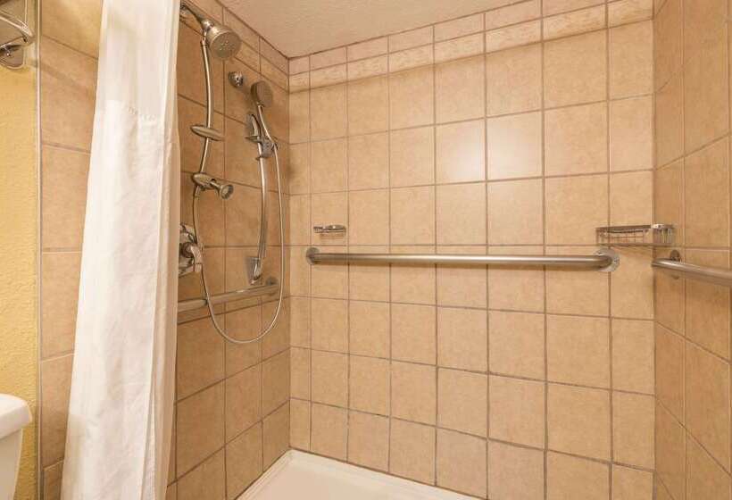 בית מלון כפרי Ramada By Wyndham Bowling Green