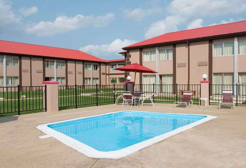 בית מלון כפרי Ramada By Wyndham Bowling Green