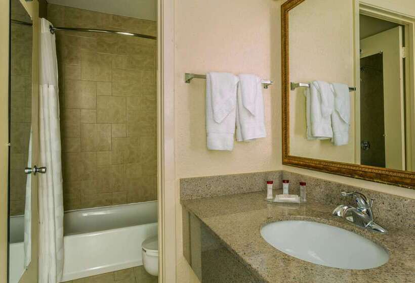 فندق Ramada By Wyndham Houma