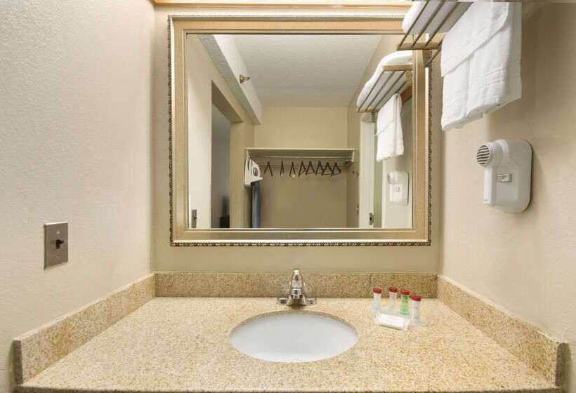 هتل Ramada By Wyndham Raleigh