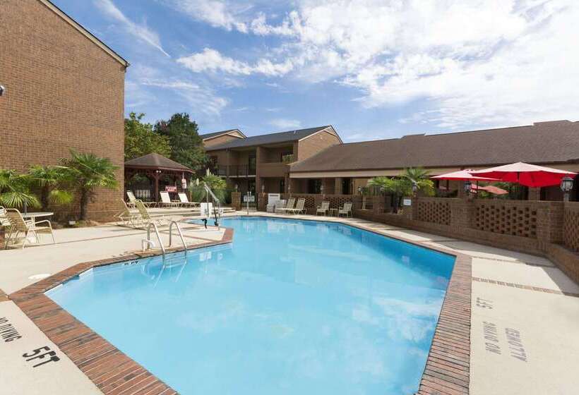 هتل Ramada By Wyndham Raleigh