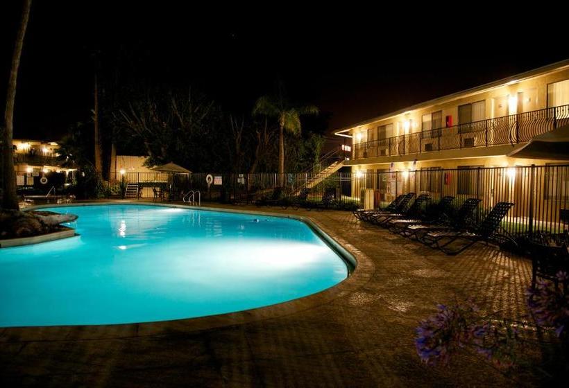 فندق Ramada By Wyndham San Diego North  & Conference Center