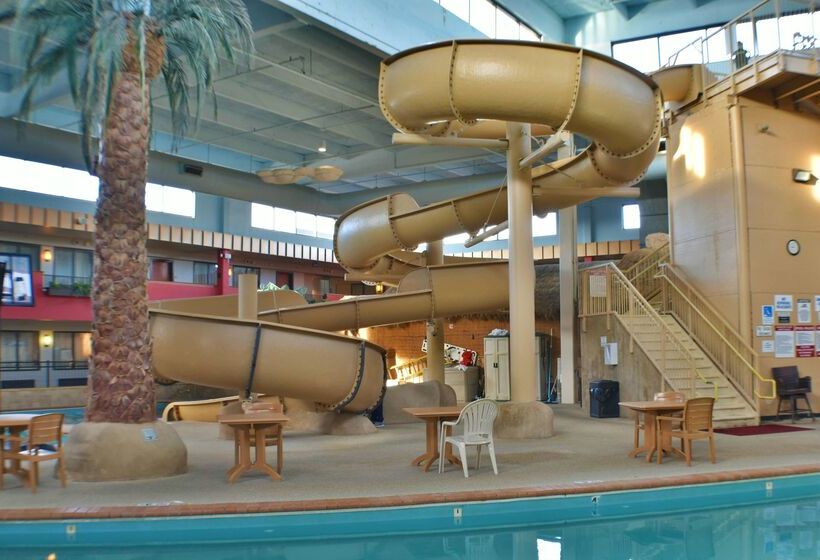 호텔 Ramada By Wyndham Sioux Falls Airport   Waterpark Resort & Event Center