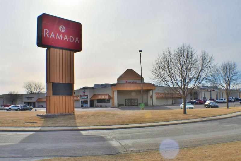 호텔 Ramada By Wyndham Sioux Falls Airport   Waterpark Resort & Event Center