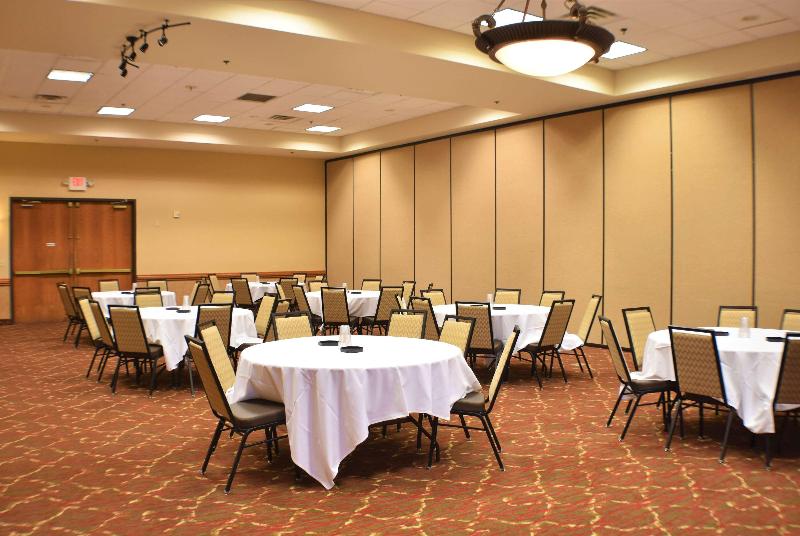호텔 Ramada By Wyndham Sioux Falls Airport   Waterpark Resort & Event Center