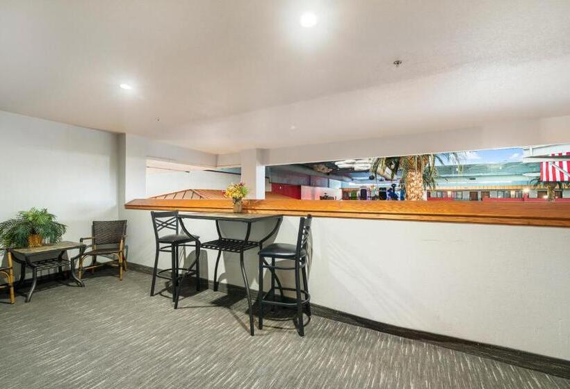 호텔 Ramada By Wyndham Sioux Falls Airport   Waterpark Resort & Event Center