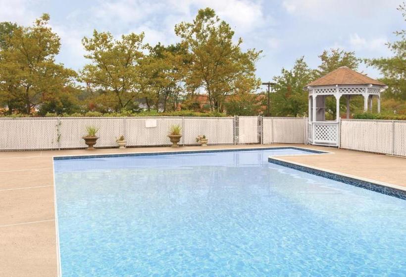 فندق Ramada By Wyndham Toms River