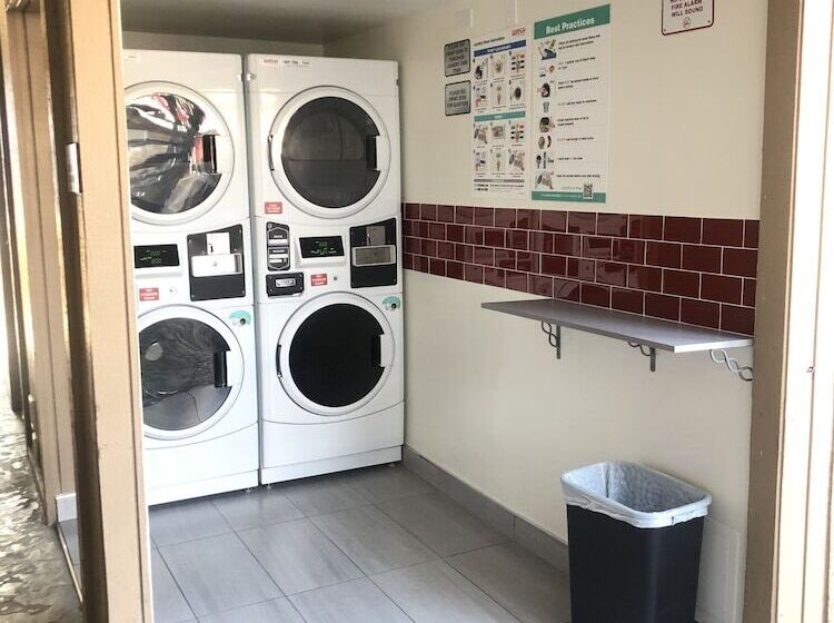 فندق Ramada By Wyndham Torrance