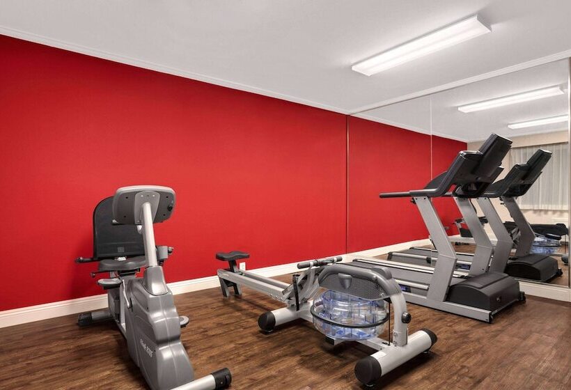 فندق Ramada By Wyndham Torrance