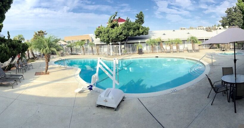 فندق Ramada By Wyndham Torrance