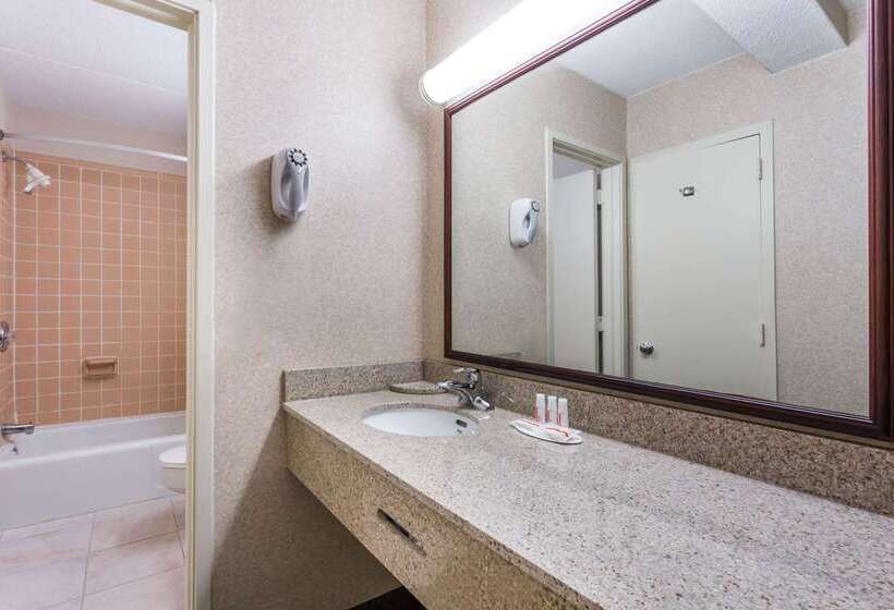 Hotel Ramada By Wyndham Triangle/quantico