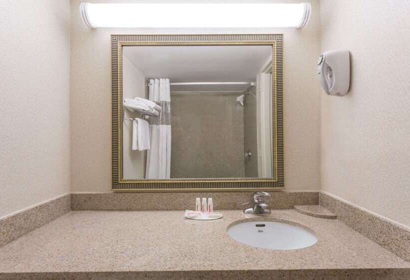 Hotel Ramada By Wyndham Triangle/quantico