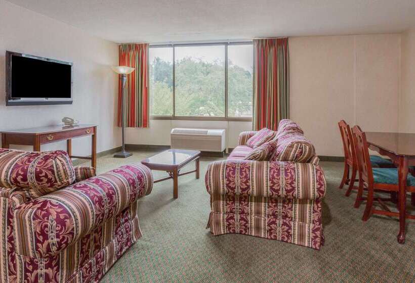 Hotel Ramada By Wyndham Triangle/quantico