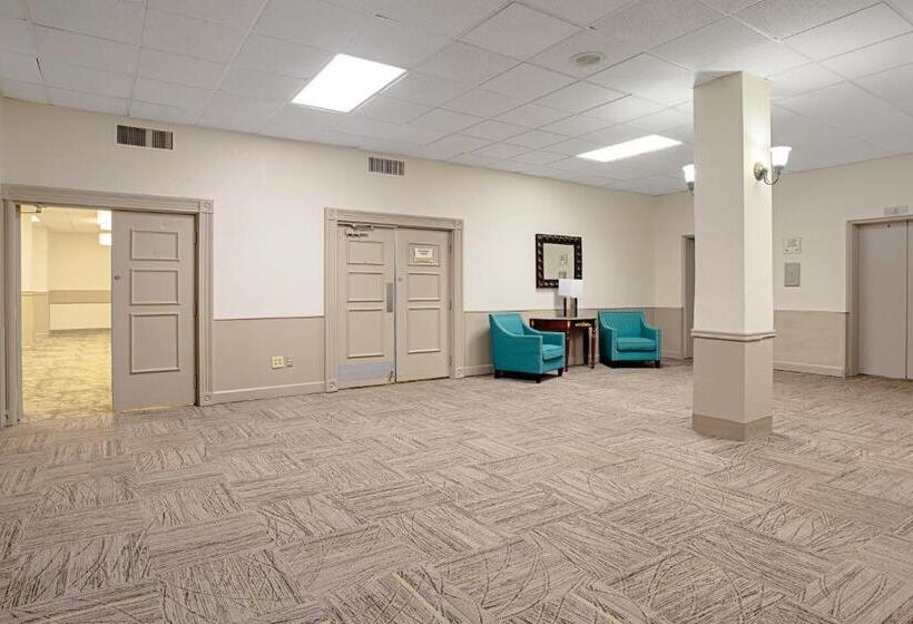 Отель Red Roof Inn Plus+ Wichita East