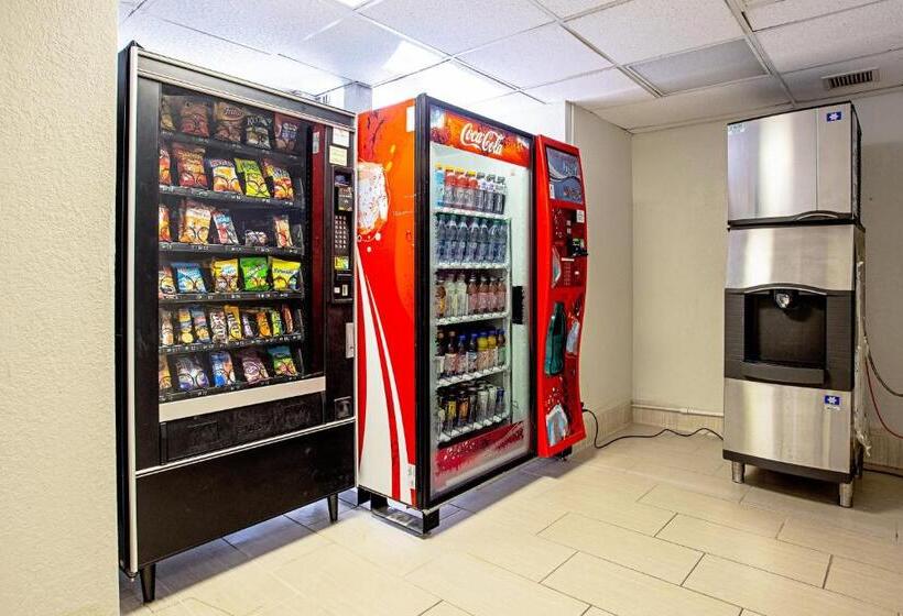 Отель Red Roof Inn Plus+ Wichita East