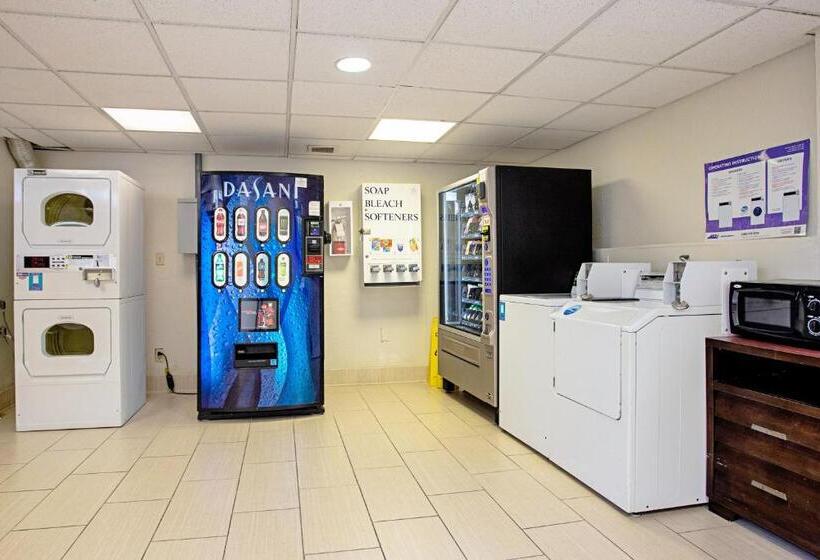 Отель Red Roof Inn Plus+ Wichita East