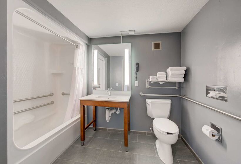 فندق The Pine Lodge On Whitefish River