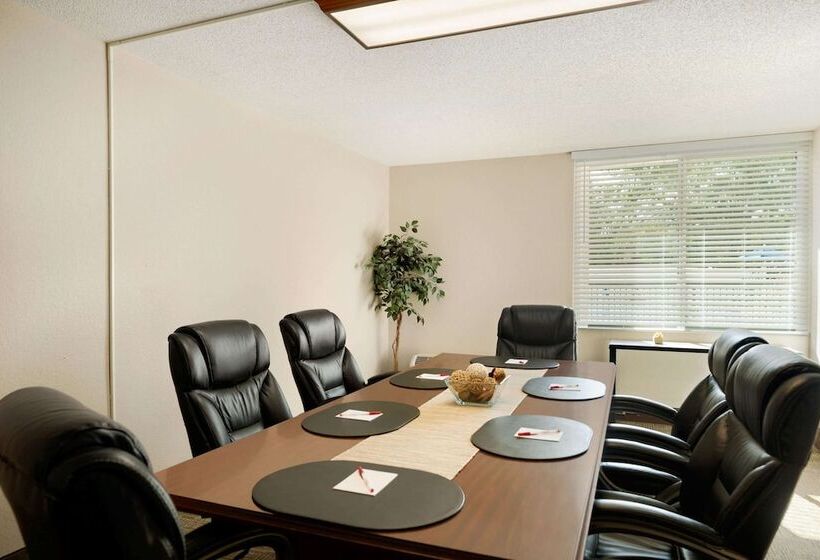 فندق Wyndham Garden Tallahassee Capitol Near Fsu