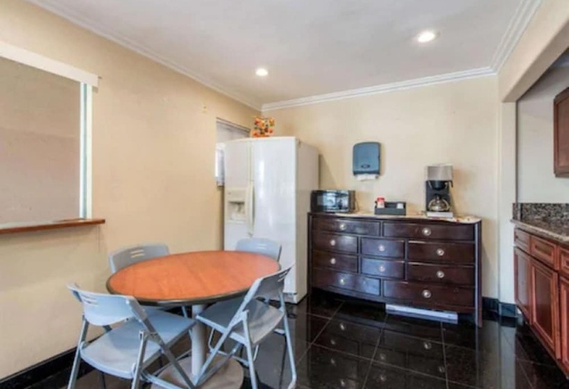 فندق على الطريق Queencity Inn