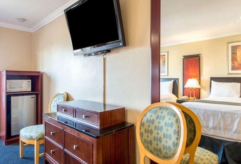 فندق على الطريق Queencity Inn