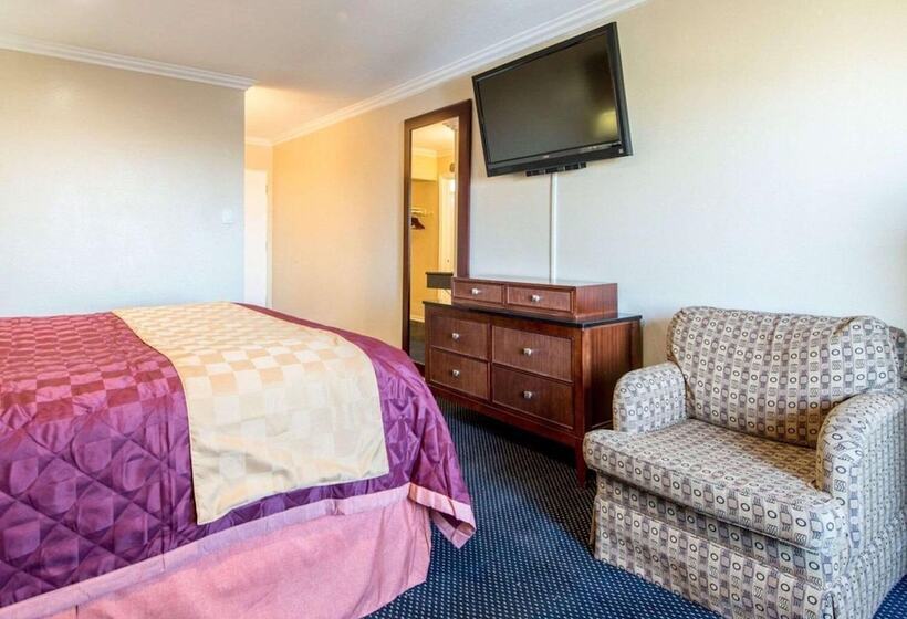 فندق على الطريق Queencity Inn