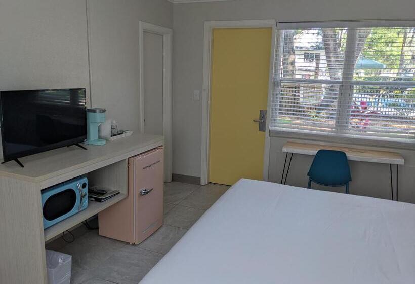 汽车旅馆 Queen's Court Inn