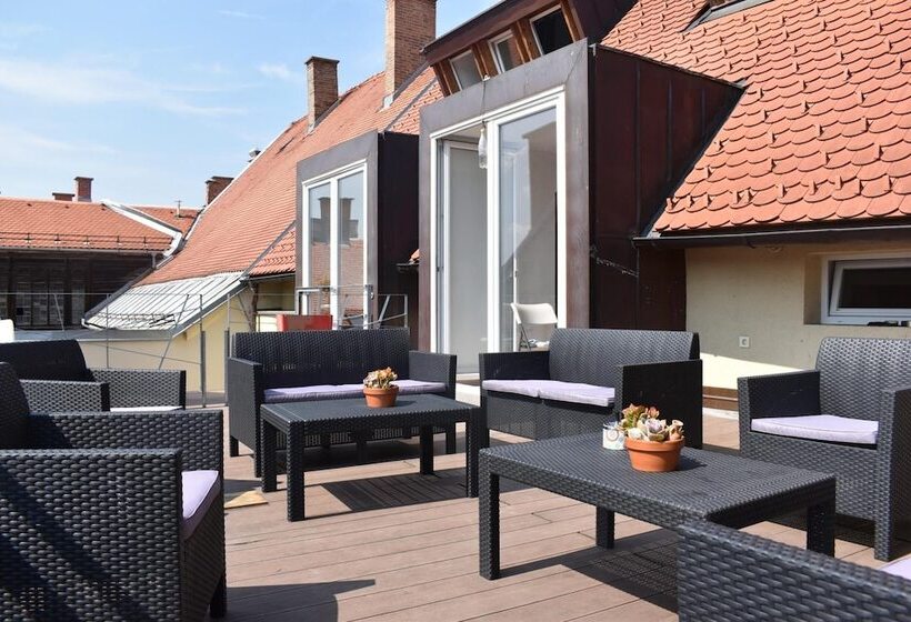 پانسیون City Wall House