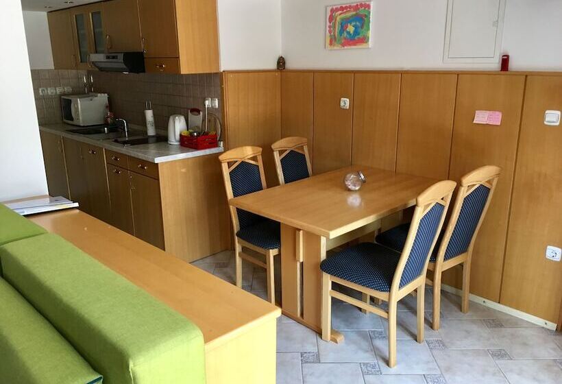 پانسیون Glamping Houses J Max